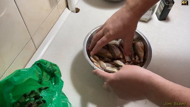 Жареная мелкая рыбка. Oбъедение! смотреть онлайн