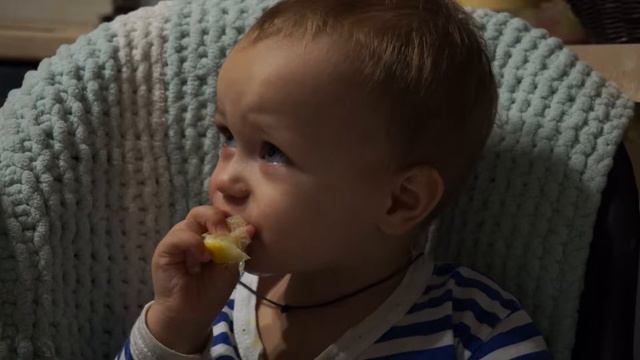 Ребенок ест ЛИМОН! смотреть онлайн