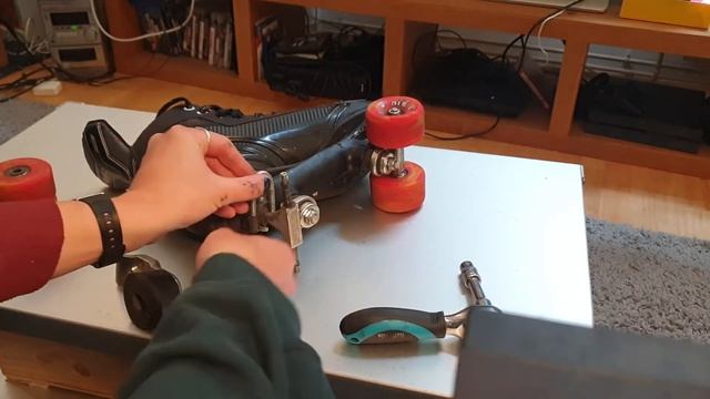 How To: Install a roller skate back stop (Quad skates hill brake) смотреть онлайн