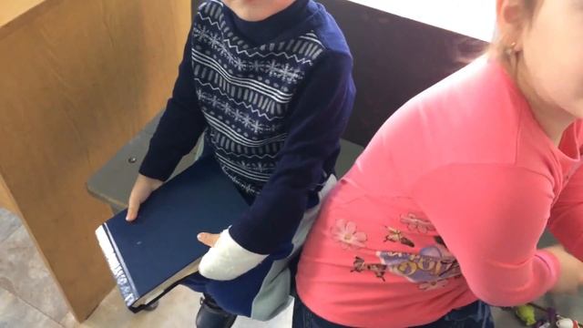 Едем в больницу к Ортопеду снимать ГИПС/Дали справку в Садик смотреть онлайн