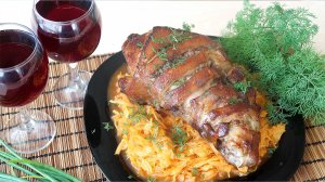 Свиная рулька запеченная в духовке с тушеной квашенной капустой
