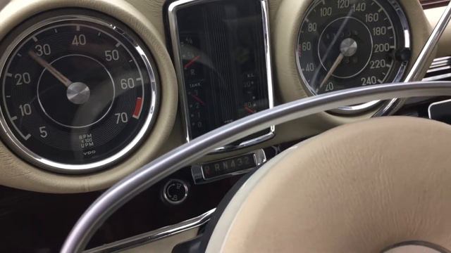 Engine start of 1971 Mercedes 280 SE 3.5 смотреть онлайн