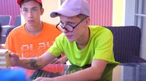 Подруга Не Умеет ОБЩАТЬСЯ с ПАРНЯМИ ! Ссора в ЛАГЕРЕ