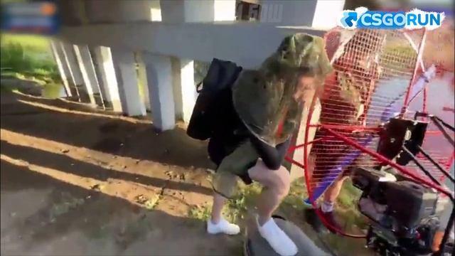 У МУЖИКА ДР, А ОН ХАЗЯЕВАМ ПОМОГАЕТ смотреть онлайн