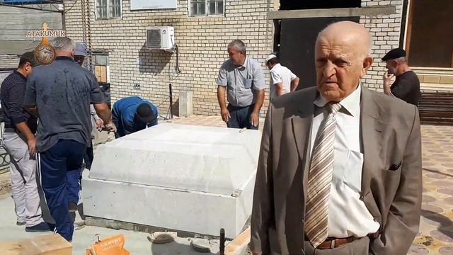 Установка памятника Абусуфьяну Акаеву напротив здания администрации селения Нижнее Казанище. смотреть онлайн