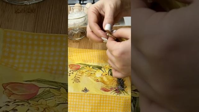 Эффектный способ украшения ПАСХАльных яиц без красителей. смотреть онлайн