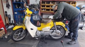 Mounting the top box on a Honda Super Cub motorcycle