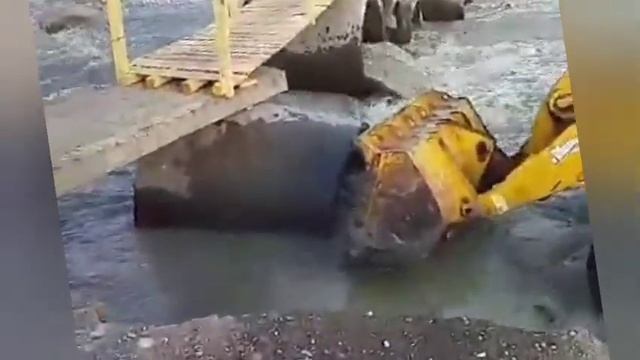 Укрепление временно восстановленного моста, который ранее был разрушен селевым потоком