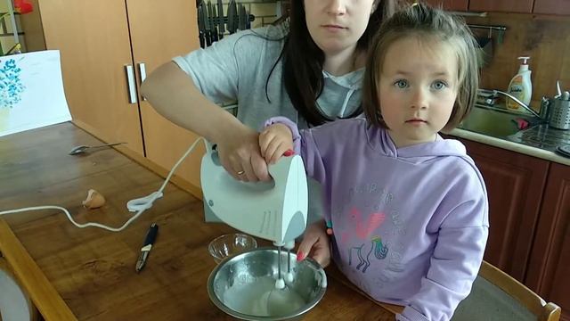 Дети готовят яичницу " Солнышко в облаках". Очень вкусно! смотреть онлайн