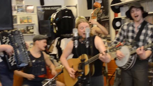 Steve 'N' Seagulls: Thunderstruck - Acoustic @ Levykauppa Äx 8.5.2015
