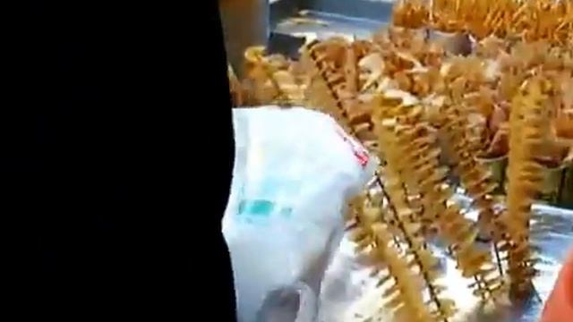 Спиральные чипсы из картошки торговая точка на улице в Европе смотреть онлайн