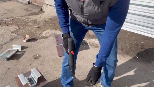 Подготовка образцов для испытания предельных нагрузок на гвозди GNP8-20K-MSBT при монтаже профлиста смотреть онлайн