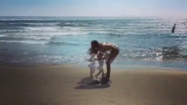 Кети Топурия с дочерью на пляже смотреть онлайн