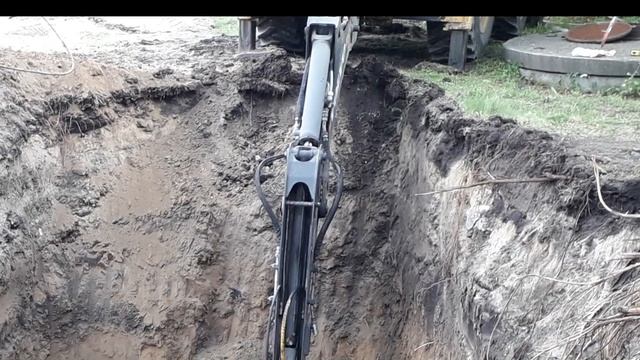 Разработка глубокого котлована экскаватором погрузчиком volvo bl71b. Глубина 5,20м. смотреть онлайн
