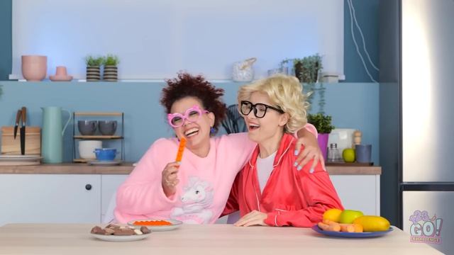 MY MOM MADE ME DIY KITTY PHONE? || Awesome Parenting Hacks made from Cardboard by 123GO! CHALLENGE смотреть онлайн