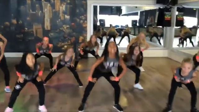 MIDDLE DANCE || Black Magic - Saskia's Dance, Abusadamente Remix - INTI DAC смотреть онлайн