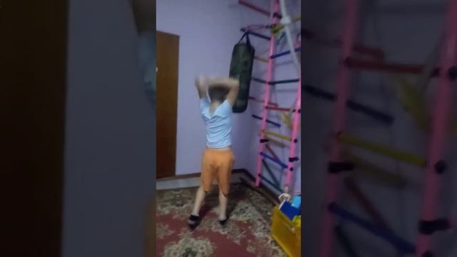 Эта семейка: купили грушу для бокса- Миша учится боксировать ???? смотреть онлайн