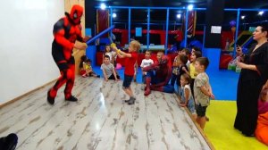 ?ЧЕЛОВЕК ПАУК И ДЭДПУЛ ПРОТИВ ДЕТЕЙ на детском празднике