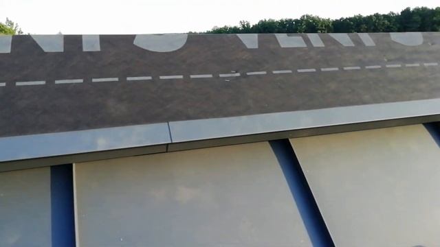 Вентилируемый конёк на фальцевой кровле.