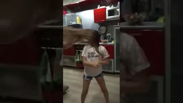 я очень люблю песни или я танцую в замедлиной съемки смотреть онлайн