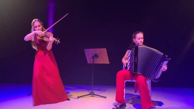 Tango pour Claude (R.Galliano) by Cristina y Marta Cubas Hondal смотреть онлайн