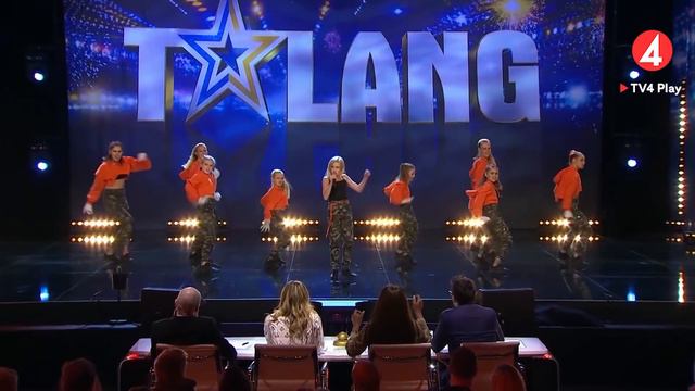 Saga blandar kraftfull sång och ett episkt dansnummer смотреть онлайн