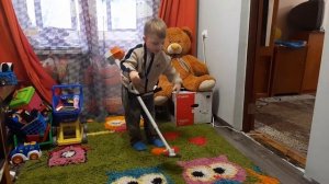 Игрушечная мотокоса Stihl в руках Макса! Косим дома траву!