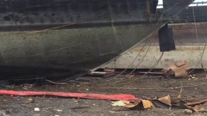 Вытаскивает лебёдка корабль на сушу.