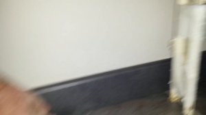 Установка деревянного плинтуса на ламинат. Не ровный пол. Что делать.
