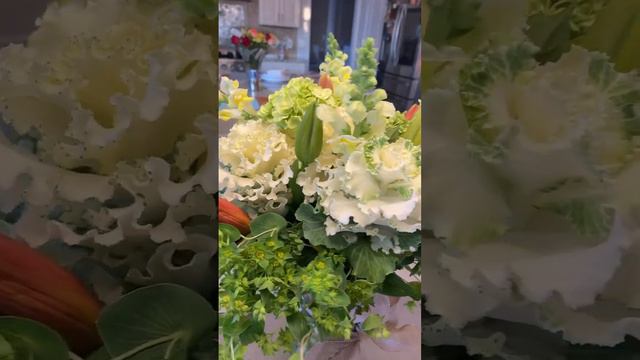 Gorgeous Buquet of flowers 💐 but not sure what thees flowers are called #hydrangeas, #lillie, #love смотреть онлайн