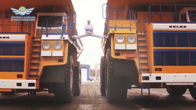 Белорусский каскадер сел на шпагат между движущимися БелАЗами смотреть онлайн