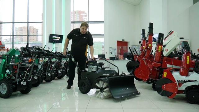 Надежность и мощность почти как у танка. Caiman Giro 800K подметальная машина смотреть онлайн