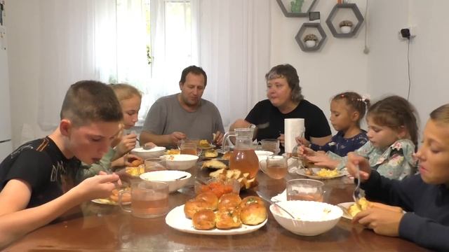 МУКБАНГ. Пюрешка сосиски Борщ пампушки. смотреть онлайн