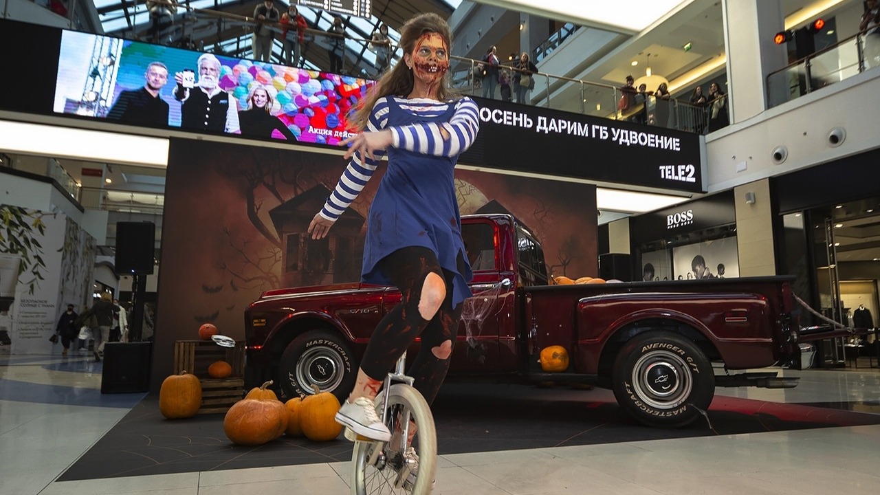 Девочка на моноцикле лучшее шоу на Хэллоуин ЗомбиЛэнд ZOMBIELAND Best Halloween Show Ever