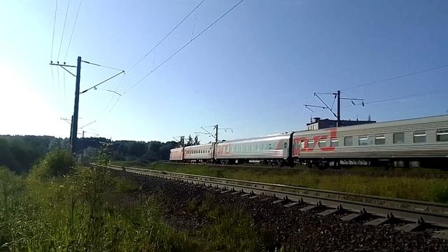 ЭП1-290. В родном окрасе. Идёт на север с пассажирским. ЭД9М-0140. Идёт в Свирь. Петрозаводск. смотреть онлайн
