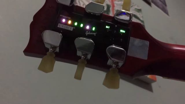 Afinación estándar con un sistema GForce de una guitarra Gibson Les Paul Classic смотреть онлайн