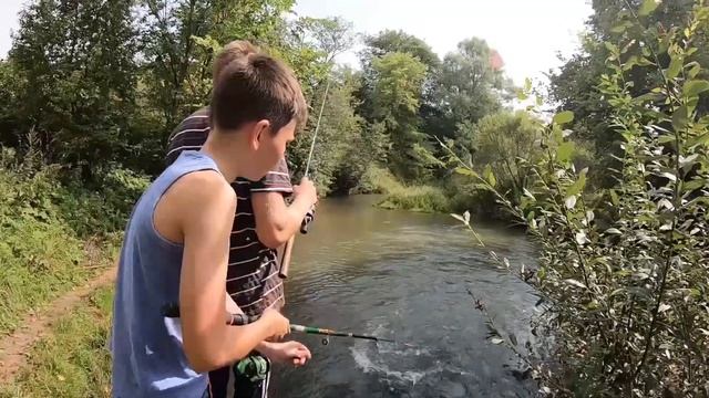Как поймать рыбу только на леску и крючок!?/Ельчик и Голавль на течении!!! смотреть онлайн