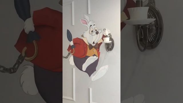 Как я рисую Кролика из Алисы в Стране Чудес/Рисуем кролика на стене в детской/Кролик на стене