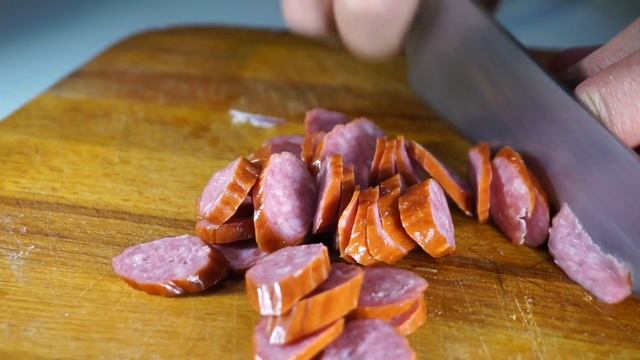 Такой салатик я бы ел и ел. Очень простой и вкусный вариант приготовления салата с колбасой смотреть онлайн