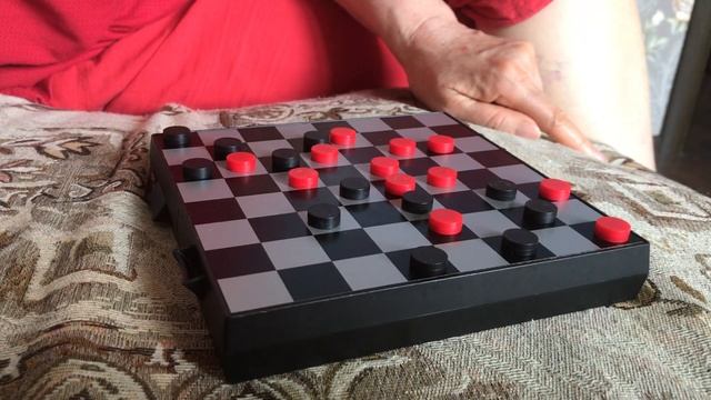 Настольная игра «Уголки», внук VS бабушки смотреть онлайн