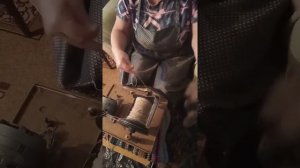 как правильно прясть шерсть на нитку . Как закрепить нитку и скручивание две спряденые нити в одну