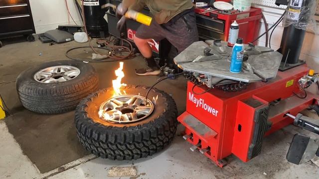 Beefy Mud Tires for the 2000 Lexus LX 470 смотреть онлайн