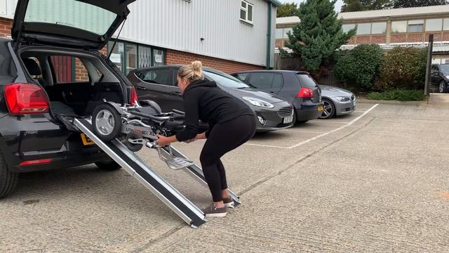 How to get an electric folding wheelchair into a car boot, using LITH-TECH telescopic ramps. смотреть онлайн