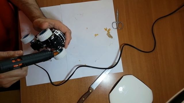Как отремонтировать и приклеить колеса к детской машинке. смотреть онлайн