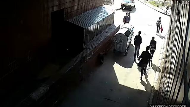 Как подростки поджигают мусорные баки