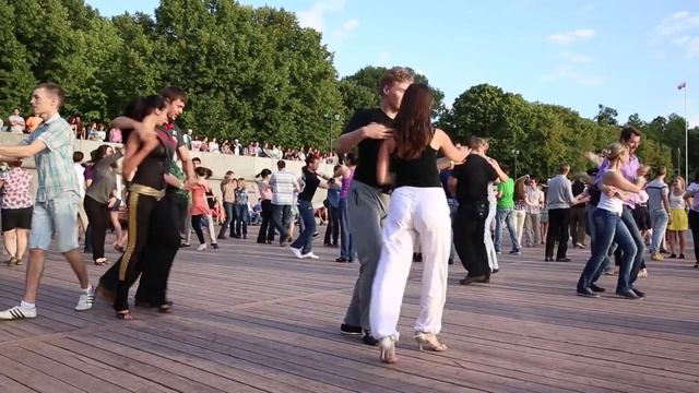 Танцы умельцев в Парке Горького смотреть онлайн