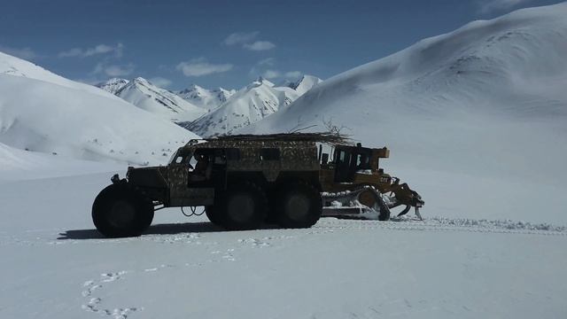 Вездеход Хищник в горах Камчатки по снегу и бульдозер CAT смотреть онлайн