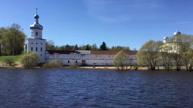 Прогулка по реке Волхов мимо мужского монастыря в Великом Новгороде смотреть онлайн