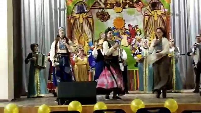 Бабки Ёжки на Масленице. Частушки Бабок Ёжек в исполнении Арины, Ксюши, Алины и Виолетты смотреть онлайн