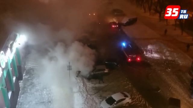 В Вологде на ул. Ленинградской перед домом №144 сгорела машина смотреть онлайн